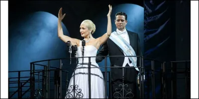 Dans quelle comédie musicale peut-on entendre la célèbre chanson "Don't Cry for Me Argentina" ?