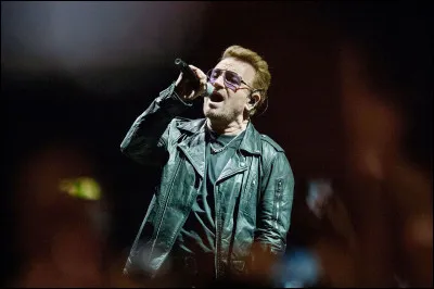 Dans quel pays le chanteur Bono est-il né ?