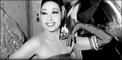 En 1930, quelle chanteuse d'origine américaine déclarait "aimer son pays et Paris" ?