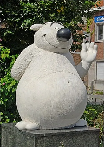 Quel est le nom de chien blanc anthropomorphe avec un sérieux embonpoint qui passe son temps à manger et dormir ?