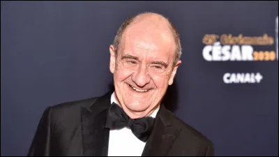 Ce journaliste a exercé ces trois activités. Il a commencé par...