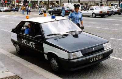Quelle est cette voiture de police dans les années 90 ?