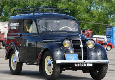 Produite avant guerre mais utilisée en version break par la gendarmerie dans les années 50. Quelle est cette voiture ?