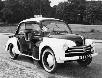 Surtout utilisée en ville, quelle est cette drôle d'auto avec des portières découpées ?