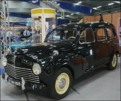 Quelle est cette voiture identifiable à sa grande antenne radio ?