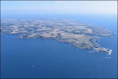 Sur quelle île bretonne, les aiguilles de Port-Coton sont-elles situées ?