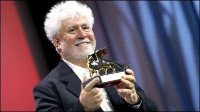 Qui est ce cinéaste espagnol, réalisateur du film ''Talons aiguilles'' ?