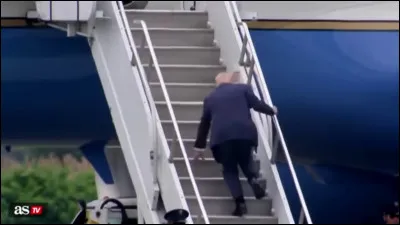 ''Biden 2.0 !'' Décidément, jamais deux sans trois ! Après sêtre moqué de son adversaire, Joe Biden, quatre ans auparavant, cest au tour du Président américain élu en novembre 2024 et récemment investi, en janvier 2025, Donald Trump, de manquer une marche, alors quil sapprêtait à embarquer à bord de lAir Force One, lavion présidentiel. Cette image le représentant est-elle vraie ou fausse ?