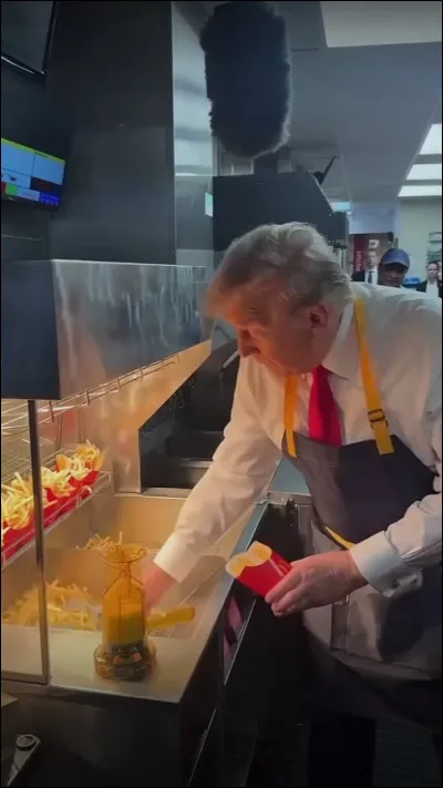 La candidat du parti républicain, Donald Trump, à lélection présidentielle américaine, a visiblement, de tout évidence, décidé de se reconvertir. Le voilà maintenant en train de nous préparer un bain de friture, habillé en serveur de McDonald's ? ! Cette image le représentant est-elle vraie ou fausse ?