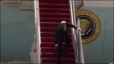 ''Sleepy Joe !'' Le 46e Président des États-Unis, Joe Biden, tombant en montant lescalier rouge de lAir Force One, lavion présidentiel. Cette image le représentant est-elle vraie ou fausse ?