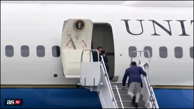 Sacrée chute, il était pourtant déjà presque arrivé en haut ! Le secrétaire d'État américain, Marco Rubio, du Président récemment investi, Donald Trump, trébuchant juste avant daccéder à la porte dentrée de lAir Force One, lavion présidentiel. Cette image le représentant est-elle vraie ou fausse ?