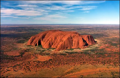 À présent, un peu de culture sur les monuments (naturels ou industriels) !
Voici un inselberg situé au Territoire du Nord, au centre de l'île principale de l'Australie. C'est l'Ayers Rock, mais il possède aussi un autre nom. Lequel ?