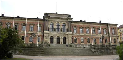 Voici maintenant une université d'État située à Uppsala, en Suède.
Quel est son nom ?