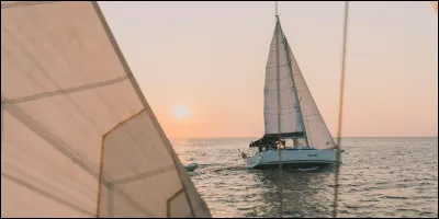 Quel est le nom de ce bateau possédant des voiles pour pouvoir avancer ?