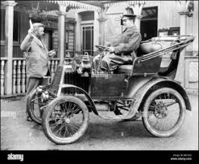 Km 57,1 : Pierrefitte-Nestalas. À quelle date, la commune de Nestalas, canton et arrondissement d'Argelès-Gazost dans le département des Hautes-Pyrénées, est-elle autorisée, à prendre la dénomination de "Pierrefitte-Nestalas" ?