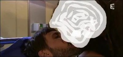 Suite  son agression, qui a embrass Thomas  l'hpital ?