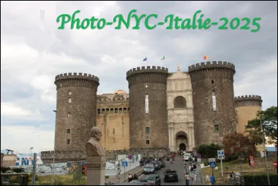 Quelle ville en N est associ&eacute;e au Castel Nuovo, un ch&acirc;teau fort angevin de 1279 ?