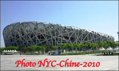 Quelle ville en P est associ&eacute;e au stade national olympique le Nid d'Oiseau ?