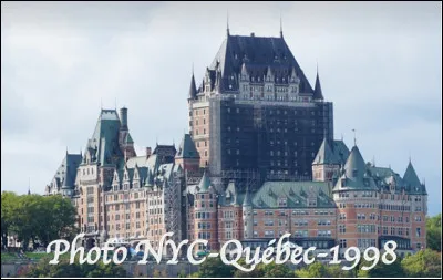 Quelle ville en Q est associ&eacute;e &agrave; l'h&ocirc;tel de luxe historique, le Ch&acirc;teau de Frontenac ?