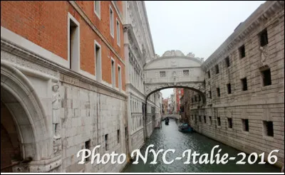 Quelle ville en V est associ&eacute;e au pont des soupirs, une passerelle couverte qui relie des prisons au palais des Doges ?
