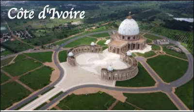 Quelle ville en Y est associ&eacute;e &agrave; la plus grande basilique du monde, Notre-Dame-de-la-Paix, &eacute;rig&eacute;e sur un terrain de 130 hectares ?