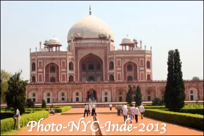 Quelle ville en D, est associ&eacute;e &agrave; la n&eacute;cropole de la dynastie moghol o&ugrave; sont enterr&eacute;s 150 membres ?