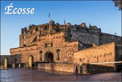 Quelle ville en E est associ&eacute;e &agrave; un ch&acirc;teau fort hant&eacute; du XIIe si&egrave;cle ?