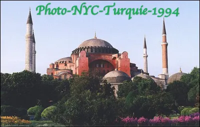 Quelle ville en I est associ&eacute;e &agrave; la mosqu&eacute;e Sainte Sophie du IVe si&egrave;cle ?