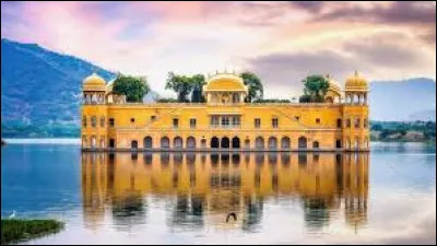 J - La ville de "Jaipur" se situe en Indonésie.