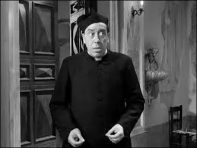 F - "Fernandel" a joué dans la série de films "Don Camillo".
