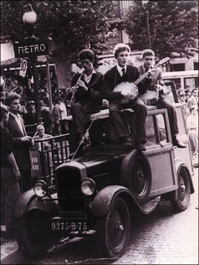 Avec deux copains il monte un orchestre baptisé ''Les Dixie Cats''. Quel genre musical joue ce trio ?