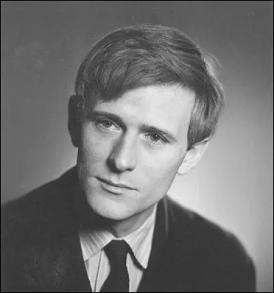 Poussé par ses parents vers un métier digne, il obtient une licence de lettres en 1953. Quelle spécialité l'intéresse ?