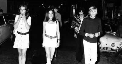 Après quelques années d'errance, il opte pour une carrière musicale en adoptant quel genre ?