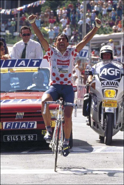 Les Italiens Chiappucci (image) et Bugno ne parviennent pas à empêcher la deuxième victoire d'Indurain et c'est le même podium - dans un ordre différent - que l'année précédente : c'était en ...