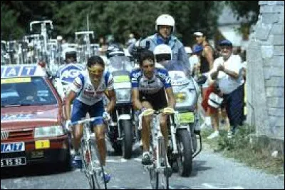 C'est un affrontement à quatre : l 'Américain Greg Lemond, déjà triple vainqueur de l'épreuve et favori, a craqué dans les cols pyrénéens et alpins et doit se contenter de la septième place. C'est la première des 5 victoires de l'Espagnol Miguel Indurain devant les Italiens Gianni Bugno et Claudio Chiappucci : c'était en ...