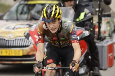Ce Tour est remporté par le Danois Jonas Vingegaard qui a pris le maillot jaune lors de la 11e étape qui a été l'étape-clé ; il succède à Tadej Pogačar qui termine deuxième de cette édition à 2 min 43 s : c'était en ...