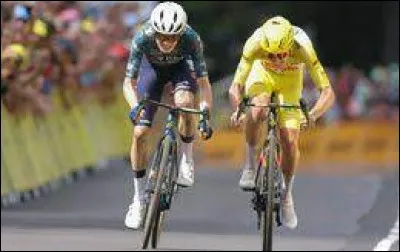 Deux ans plus tard, Tadej Pogačar prend sa revanche : Vingegaard ne remporte qu'une étape et Pogacar prend définitivement le maillot jaune lors de la 4e étape et gagne six étapes : c'était en ...