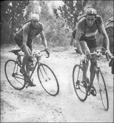 Fausto Coppi, pour sa première participation, domine ses adversaires en montagne et dans les deux contre-la-montre ; il gagne le Tour avec 10 mn d'avance devant Bartali ancien double vainqueur : c'était en ...