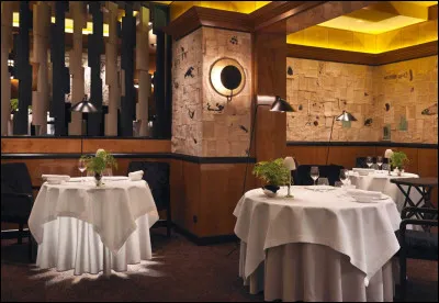 Quel immense artiste de la cuisine, formé par Paul Bocuse, revendique l'honneur d'avoir été élu "le plus grand chef étoilé du monde". Ses restaurants sont nombreux, à Gordes, Dubaï, Tokyo, Londres, Hong Kong, Las Vegas... et dont voici en photo son premier et célèbre restaurant rue Balzac à Paris 3 étoiles au Michelin.