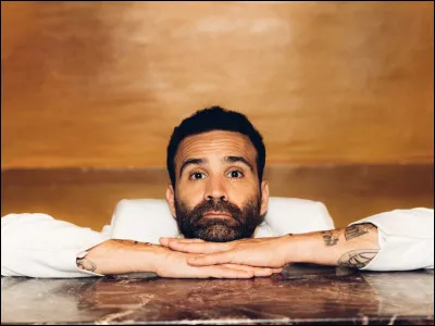 Et quel est le nom de cet auteur-compositeur-interprète ?