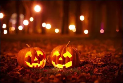 On fête Halloween pendant les vacances de la Toussaint.
