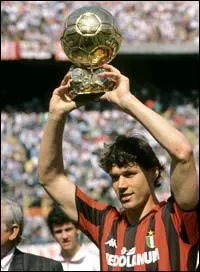 Ballon d'Or : Mister Univers de la galaxie football pour une anne. Parmi les habitus : Platini et Cruyff, qui l'ont reu 3 fois. Tout comme ce joueur, ancienne gloire du Milan AC :