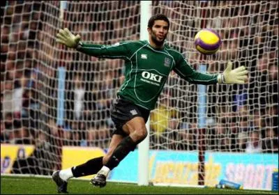 Passoire : quand le but chauffe, vitez d'avoir une passoire comme gardien (conseil de cuisine footballistique). Exemple : cet international anglais, qui a hrit du surnom de Calamity James...