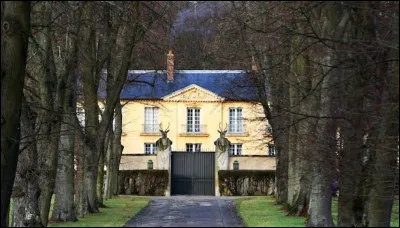 Quel est le nom de cet ancien pavillon de chasse situé à Versailles ?