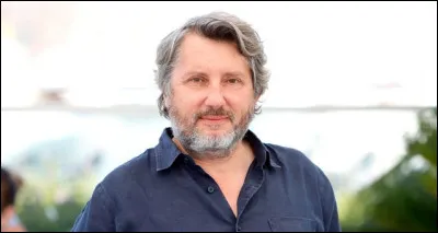 Qui est ce réalisateur/ acteur qui joue le premier rôle dans le film ''Versailles Rive-Gauche'' ?