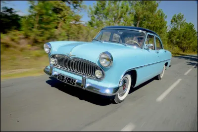 Quelle est la marque française de cette voiture ''Versailles'' ?