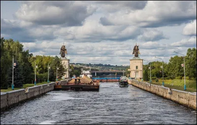 Dans quelles eaux se jette la Volga ?