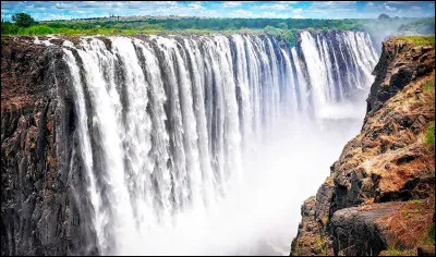 Que sont ces chutes class&eacute;es parmi les plus impressionnantes au monde, de 108 m de hauteur et 1 700 m de largeur ?