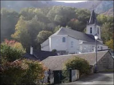 Notre balade prend fin en Occitanie, à Ségus. Village de l'arrondissement d'Argelès-Gazost, dans la vallée de la Batsurguère, il se situe dans le département ...