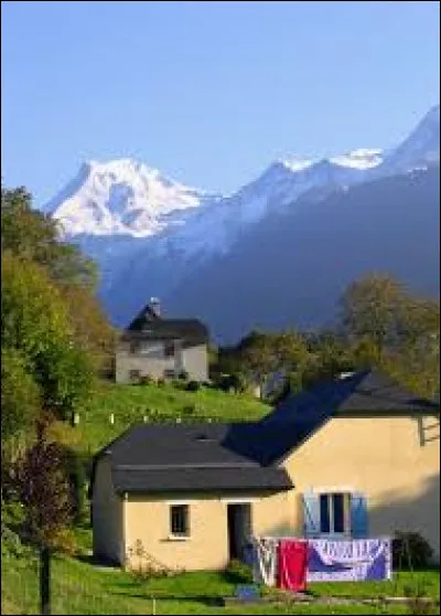 Je vous propose de commencer notre voyage du jour à Assouste (avec vue sur le pic de Ger). Village de l'arrondissement d'Oloron-Sainte-Marie, il se situe dans le département ...